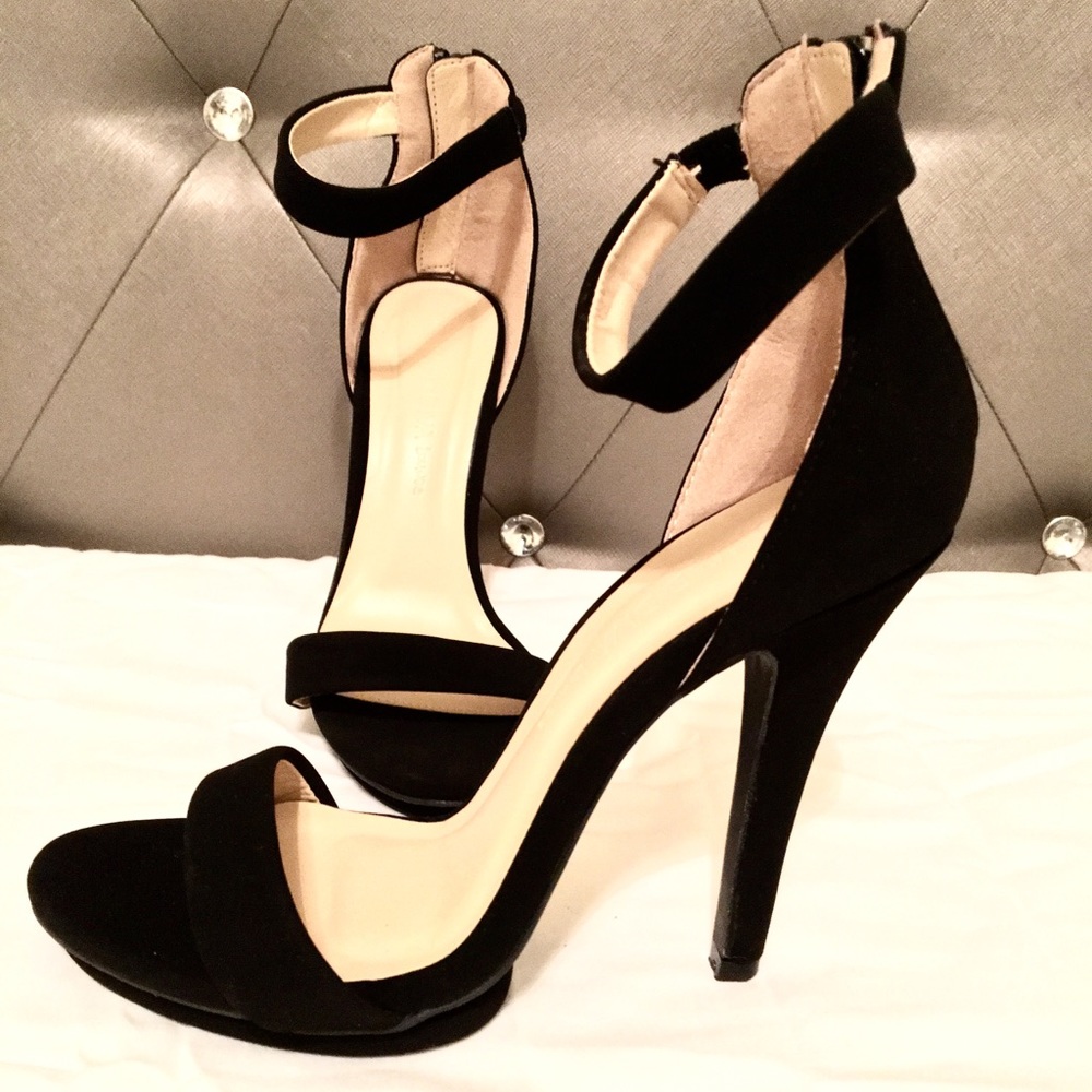 Black Pumps